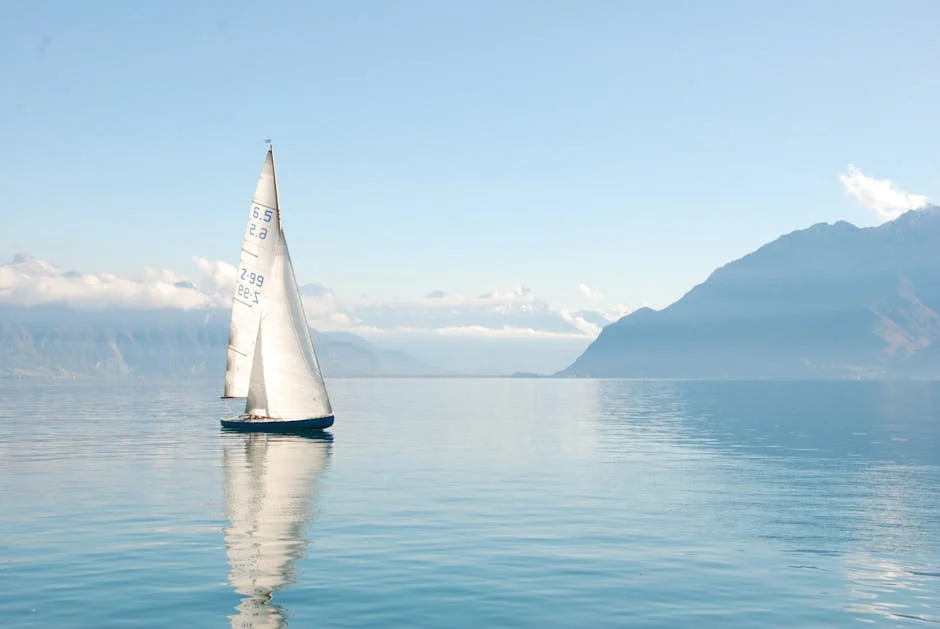 Sailing (Парусный спорт) — лодка под парусом в море