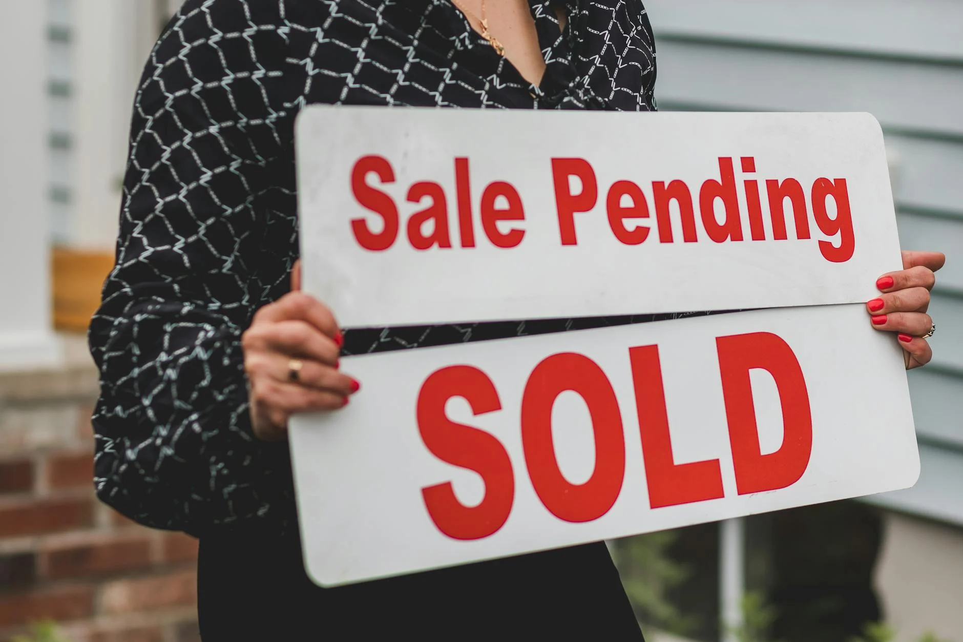 Sales (Продажи) — процесс обмена товаров на деньги или период скидок