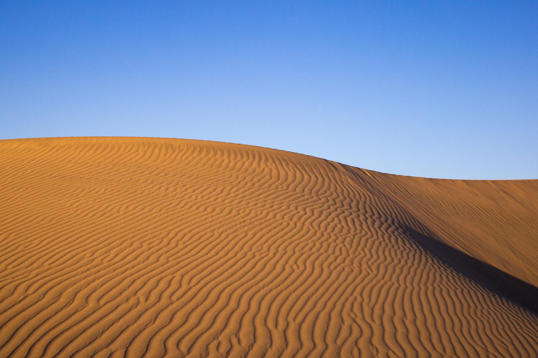 Sand (Песок) — мелкие частицы камней на пляже или в пустыне