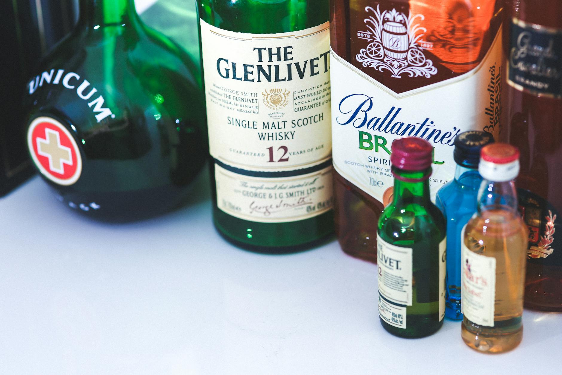 Scotch (Шотландский виски) — бутылка виски и шотландский пейзаж