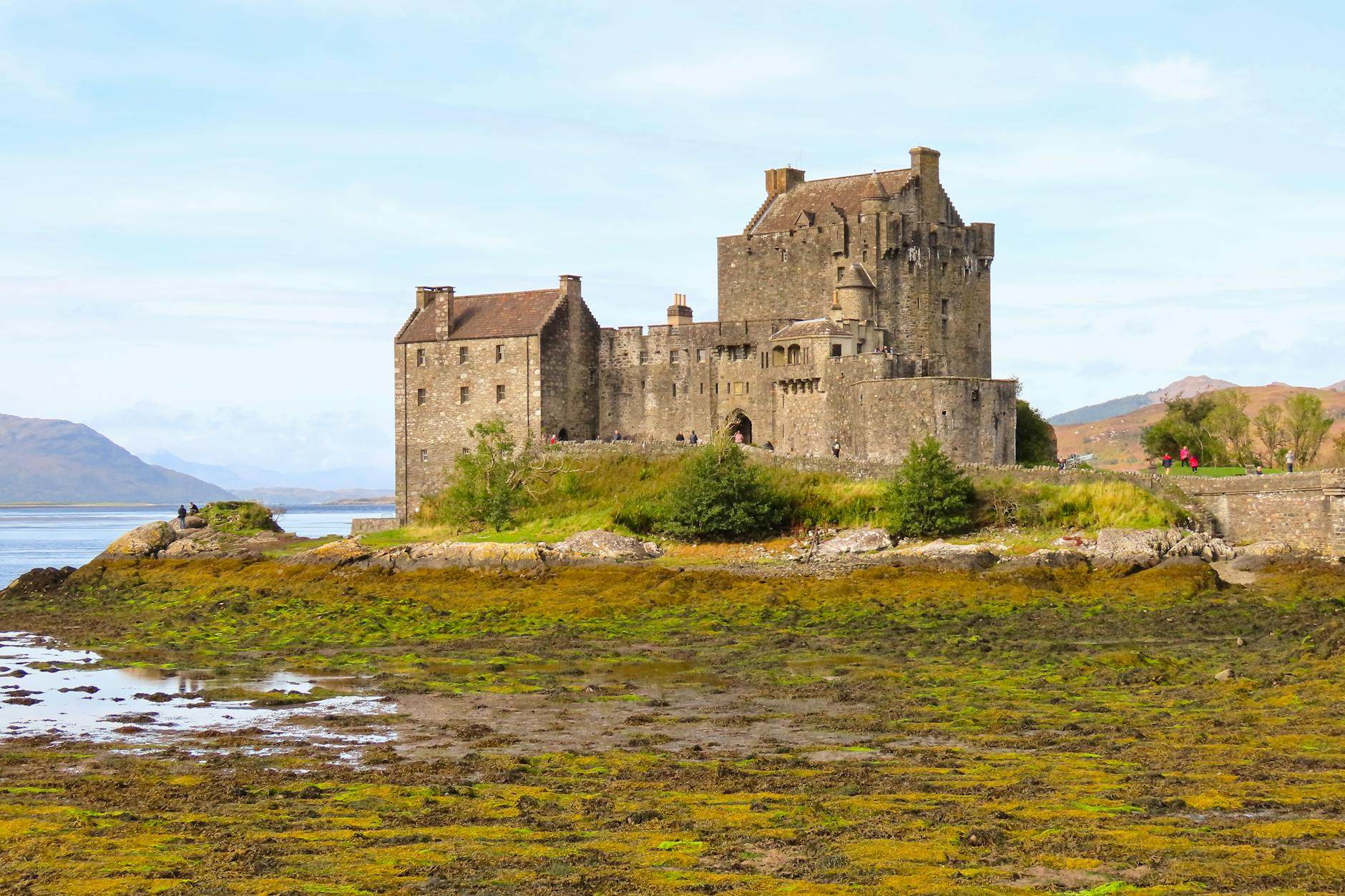 Scotland (Шотландия) — страна в Великобритании, известная горами и замками
