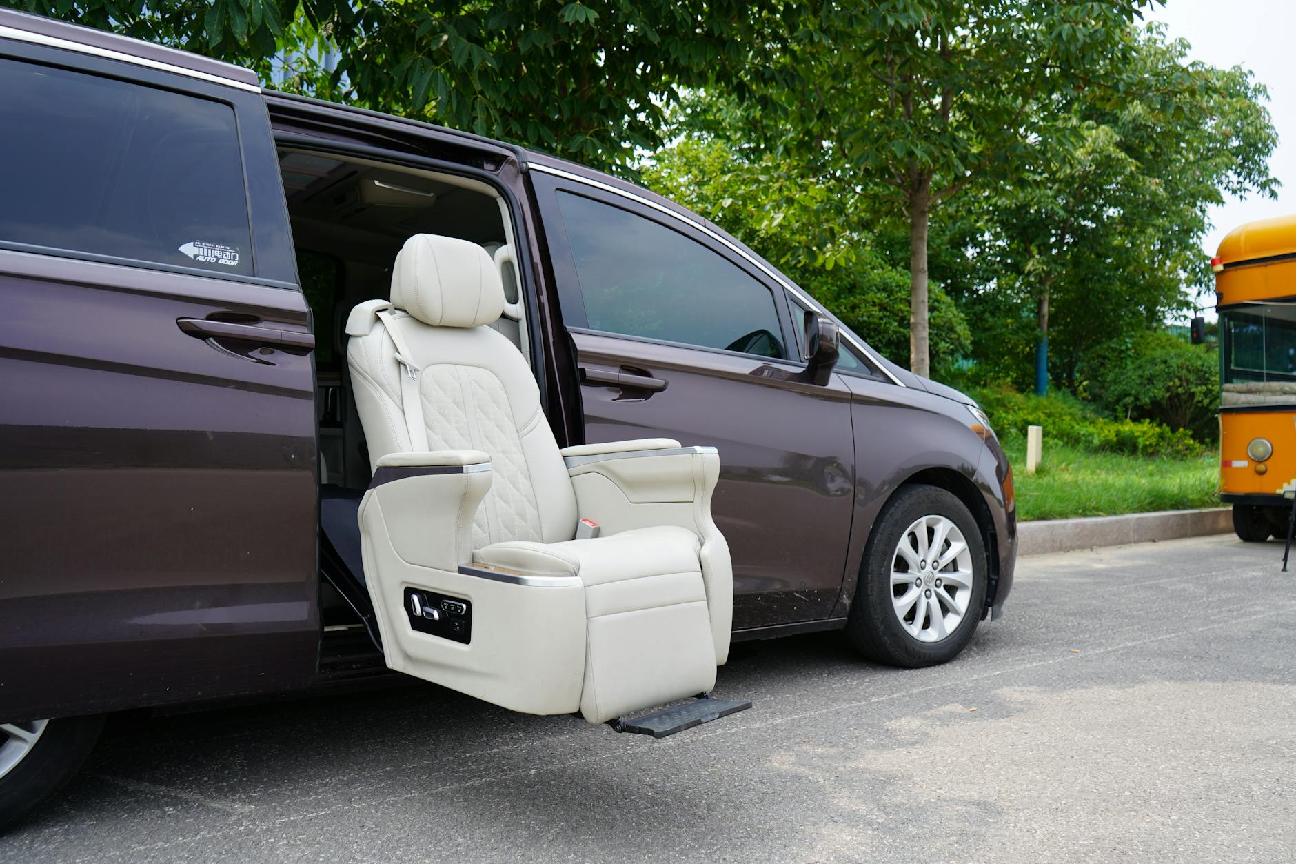 Seat (Сиденье, место) — для сидения в транспорте или дома