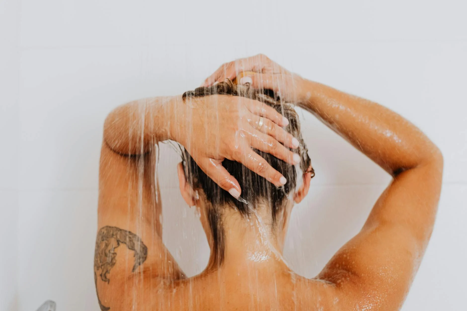 Shower (Душ, ливень) — человек принимает душ или идет дождь