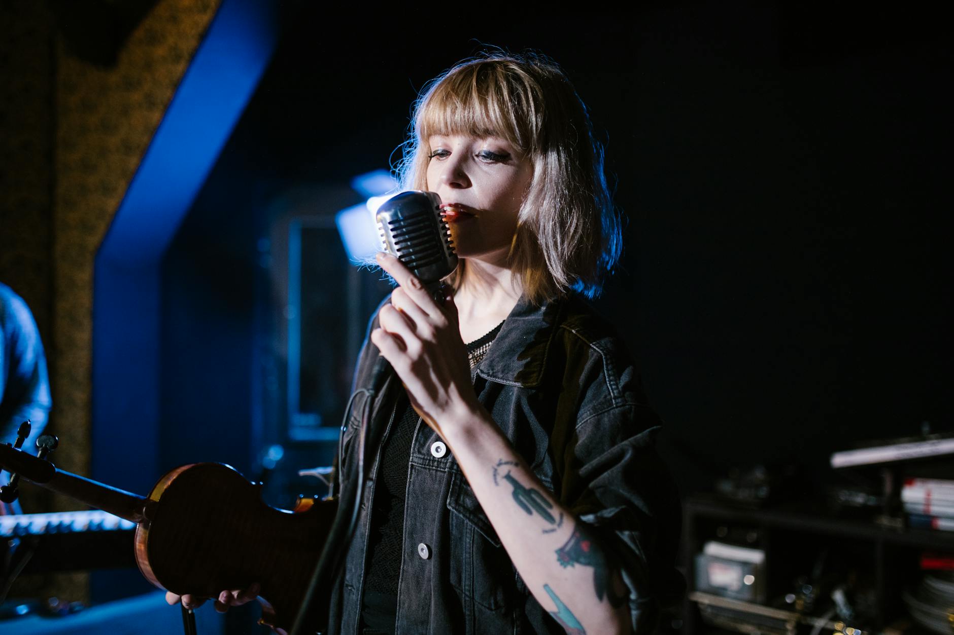 Sing (Петь) — человек поет в микрофон