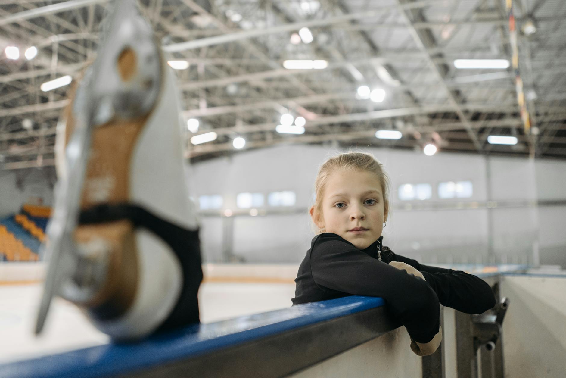 Skate (кататься на коньках/роликах) — человек на скейтборде