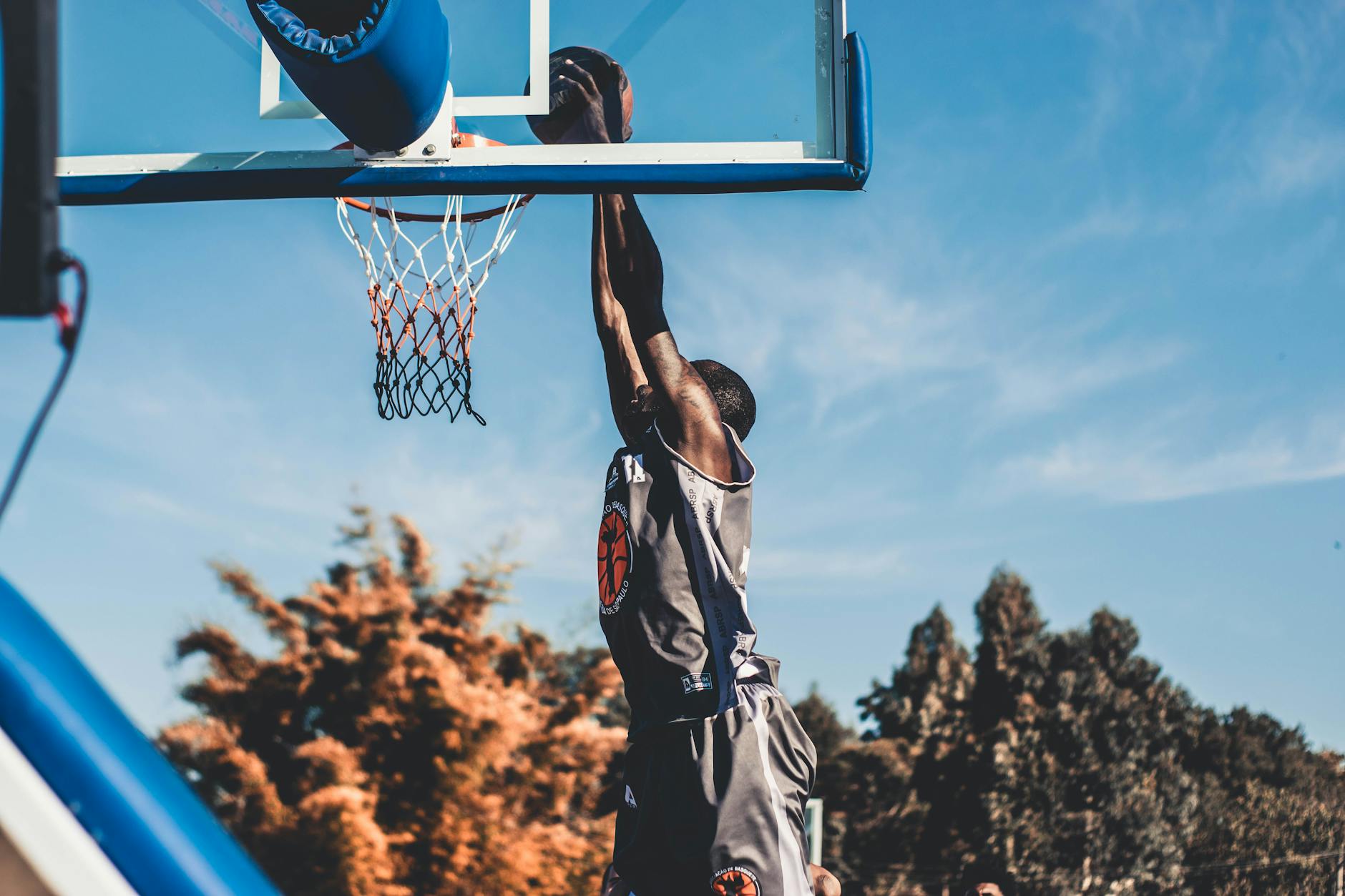 Slam (хлопать, захлопывать) — действие с силой и звуком