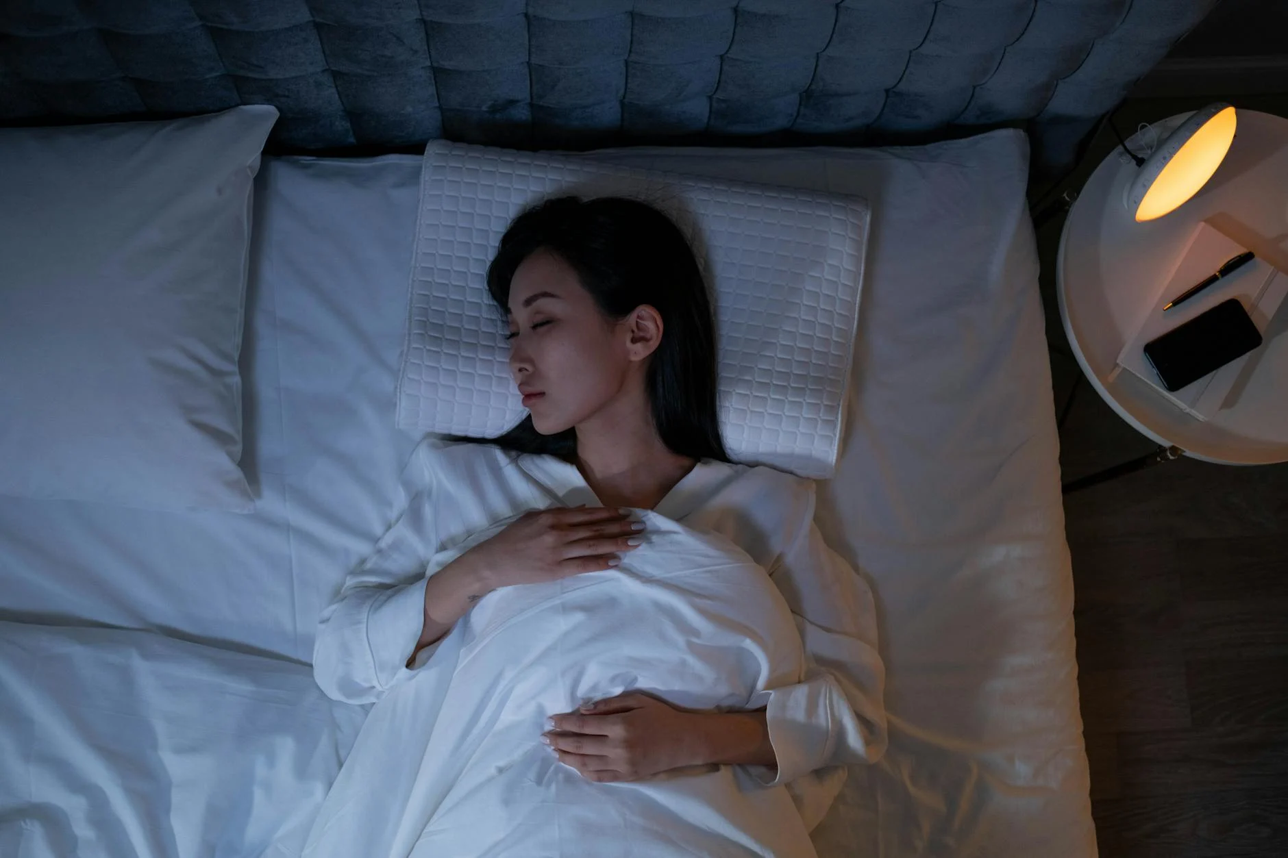 Sleeping (спящий, сон) — человек спит в кровати
