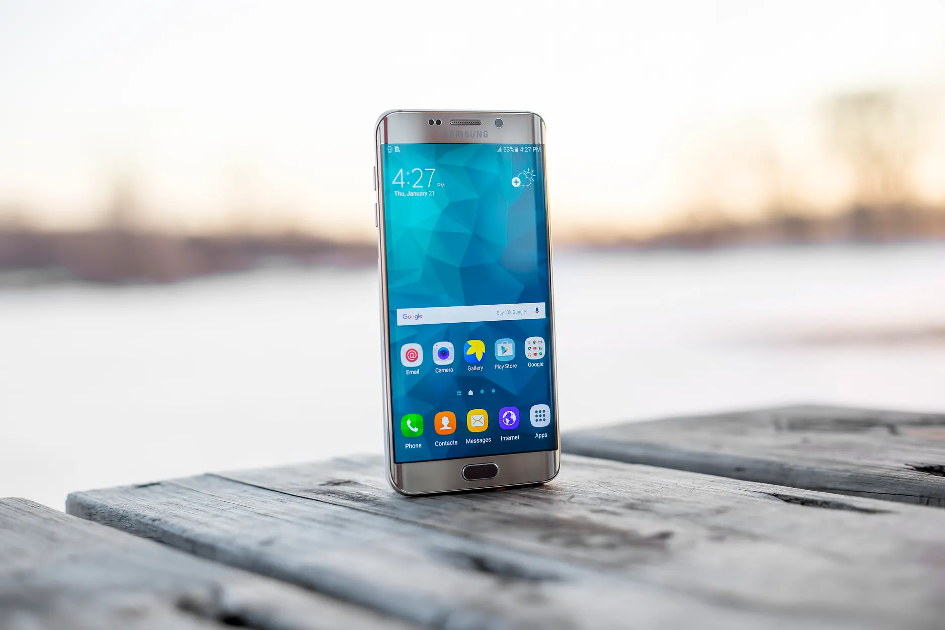 Smartphone (Смартфон) — современный мобильный телефон с расширенными функциями