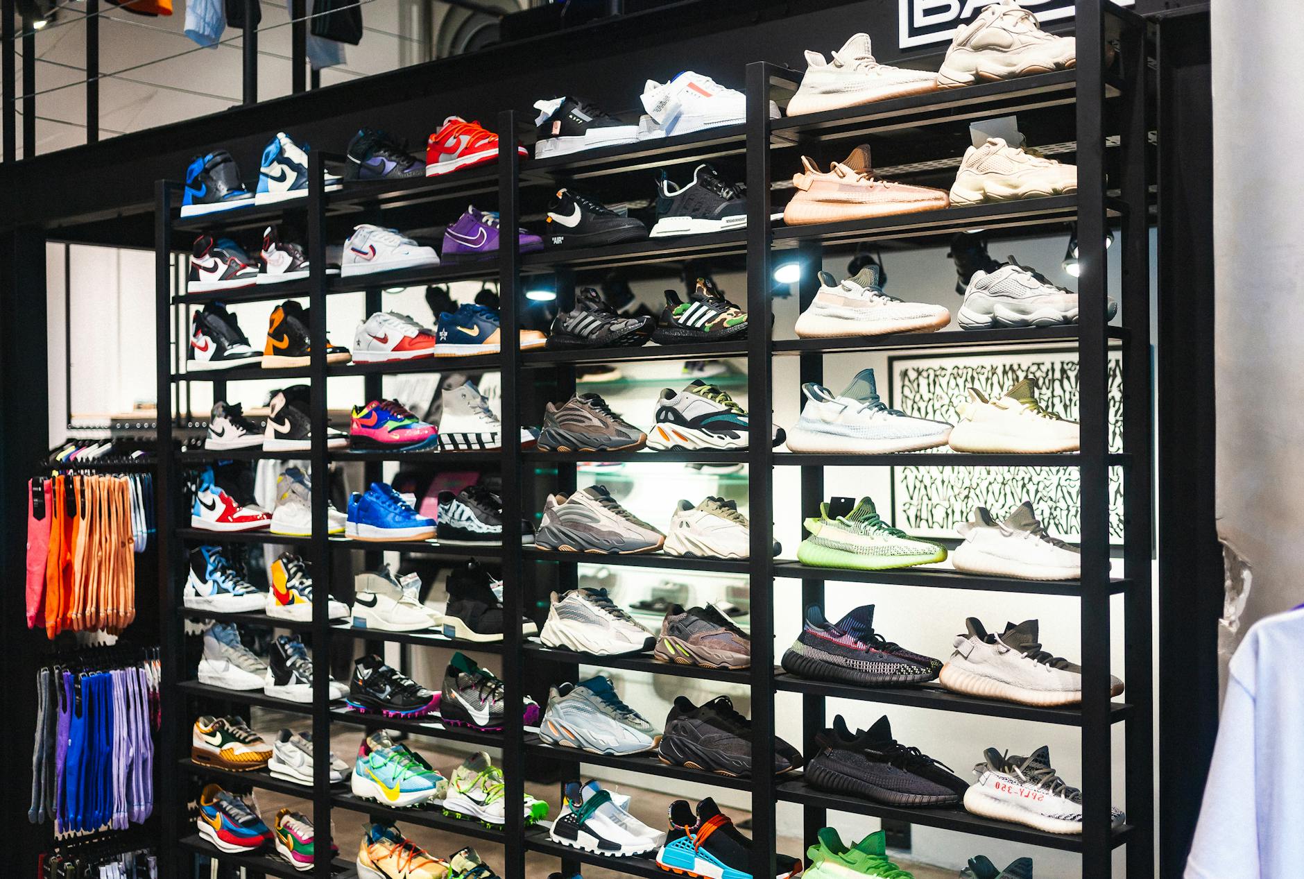 Sneaker (Кроссовка) — спортивная и повседневная обувь