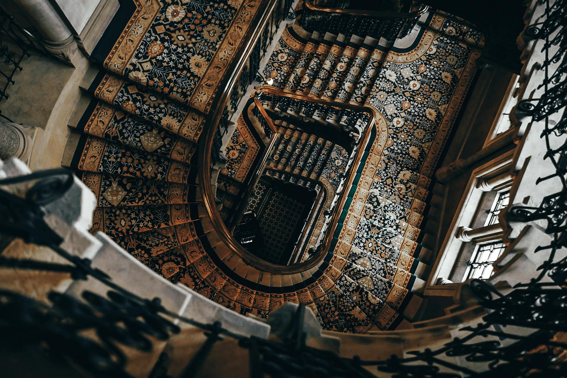 Staircase (Лестница) — внутри здания