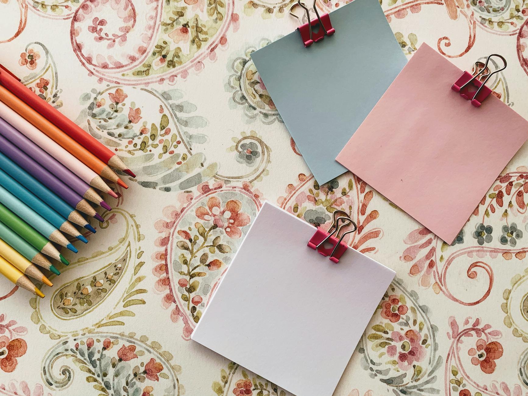 Stationery (Канцелярские товары) — ручки, карандаши, бумага