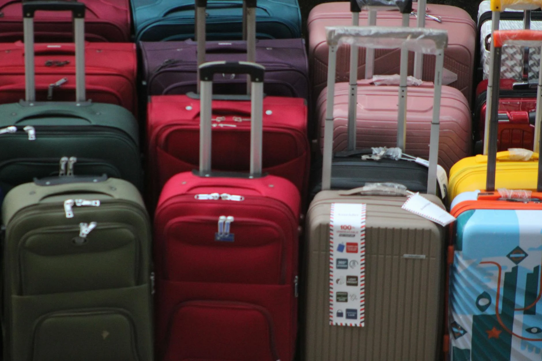Suitcase (Чемодан) — сумка для путешествий с колёсами