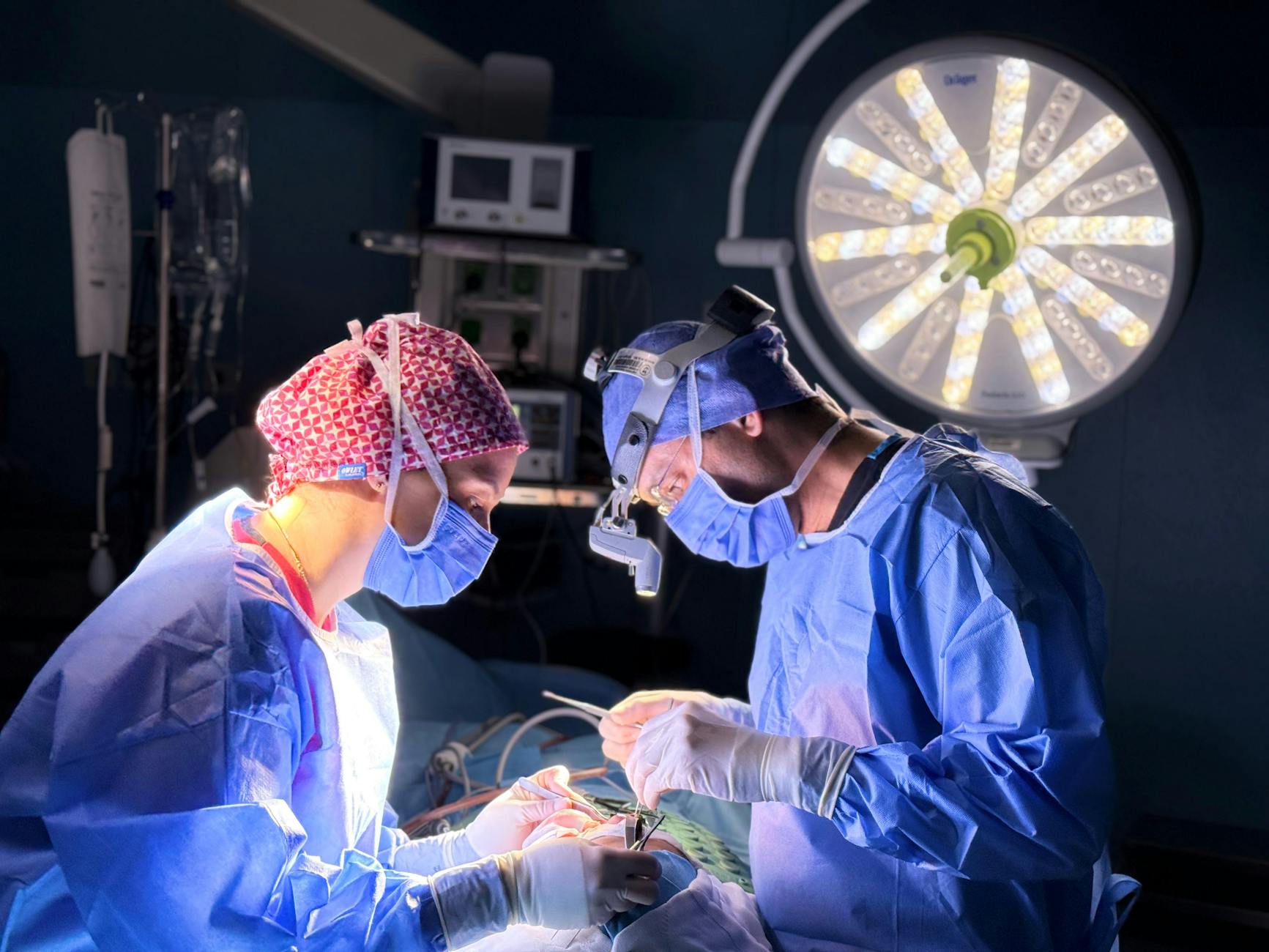 Surgeon (Хирург) — врач, который проводит операции
