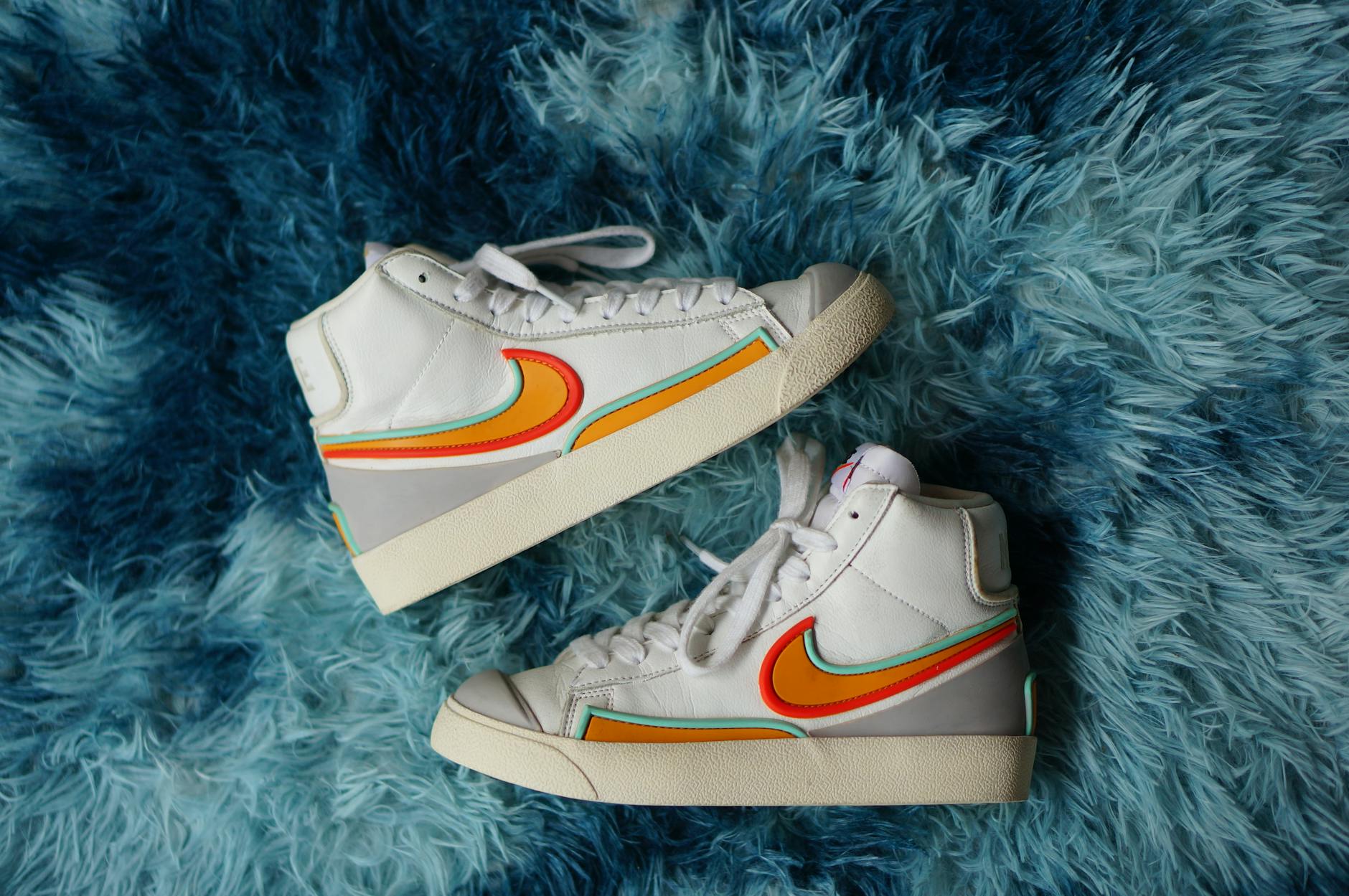 Swoosh (свист, шорох) — быстрый звук или движение, логотип Nike