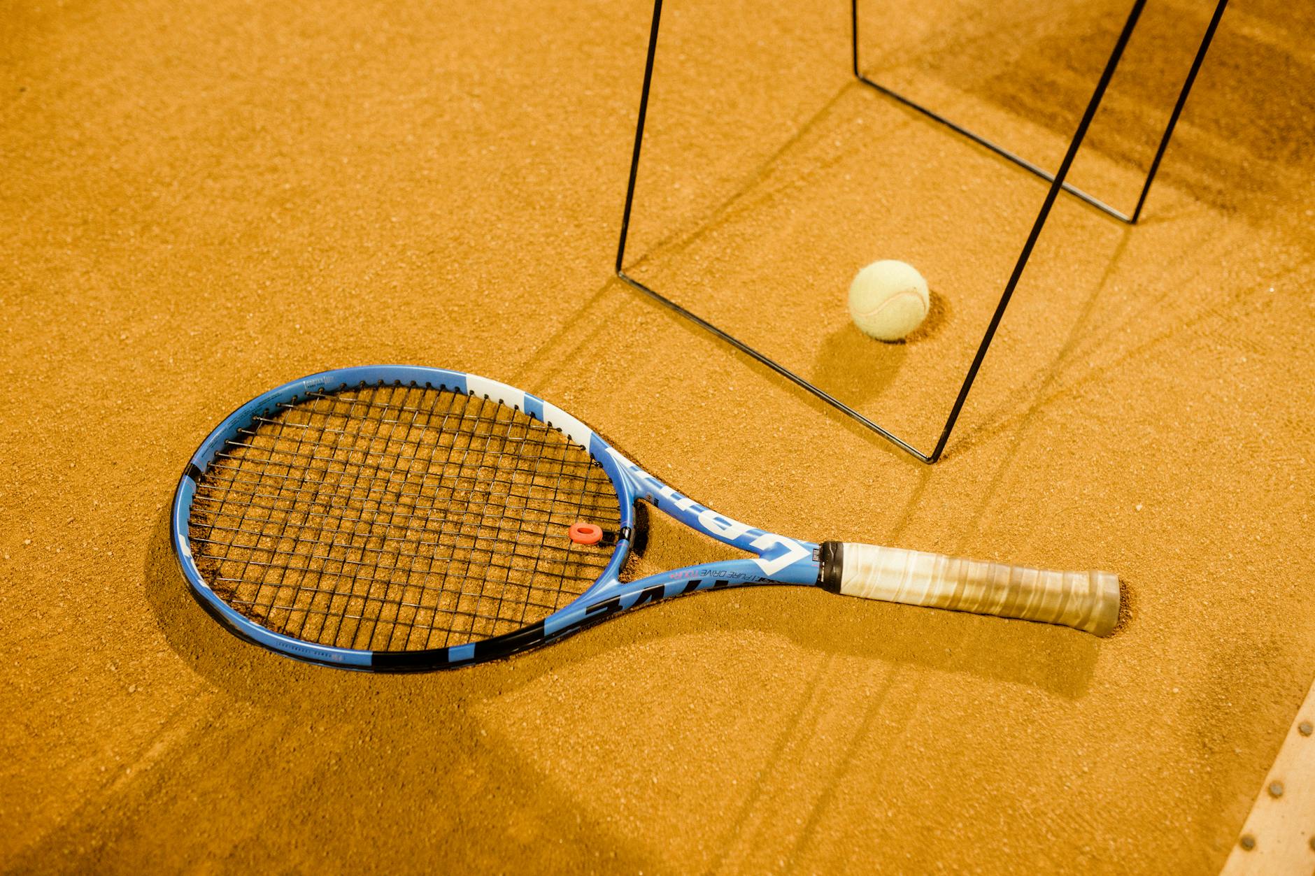 Tennis (Теннис) — популярный вид спорта с ракеткой и мячом