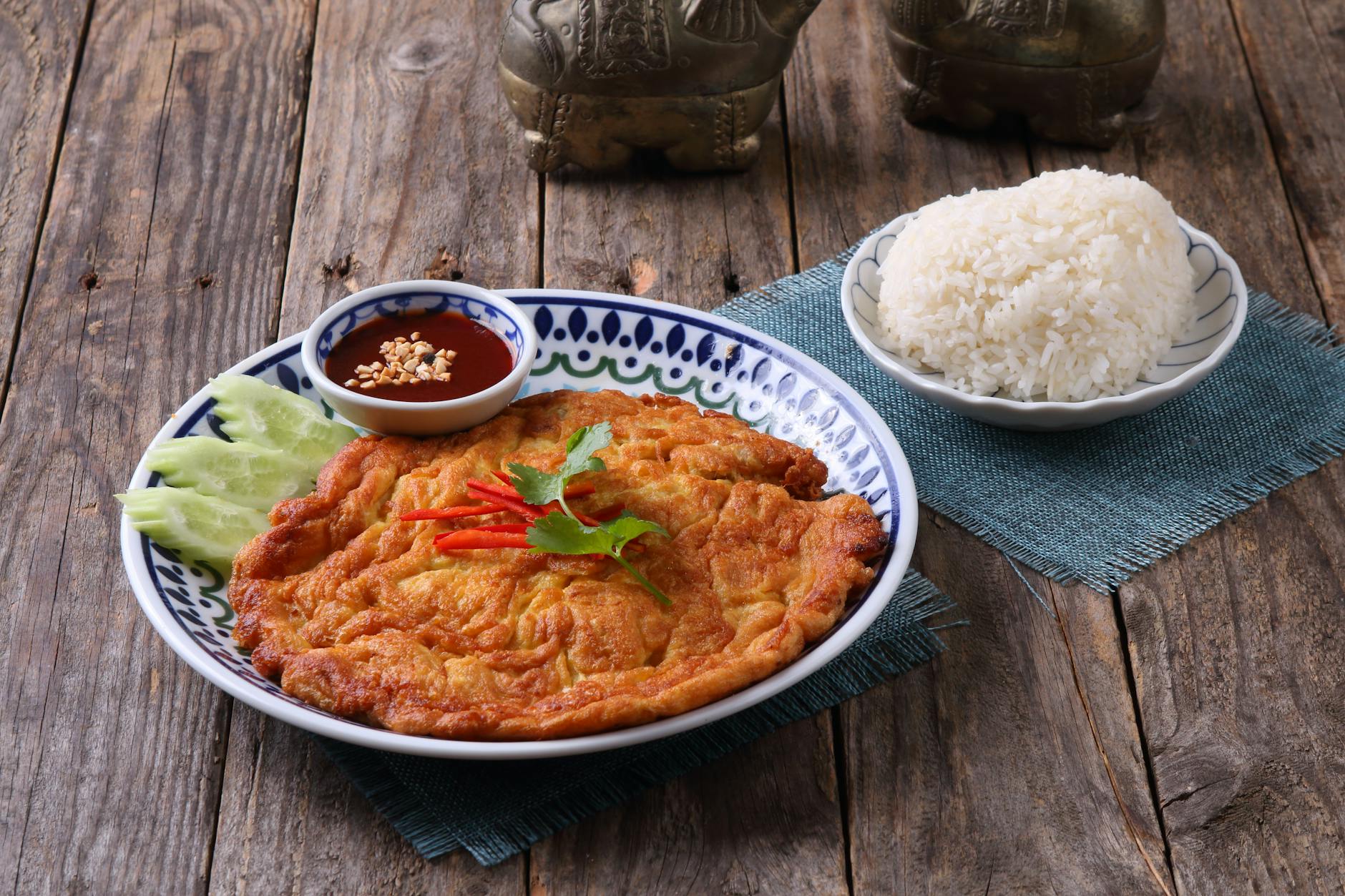 Thai (Тайский) — относящийся к Таиланду, его народу, языку или культуре