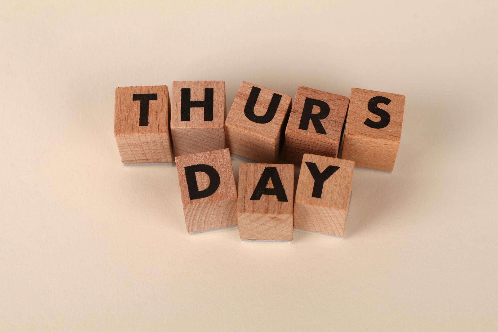 Thursday (Четверг) — день недели, предшествующий пятнице