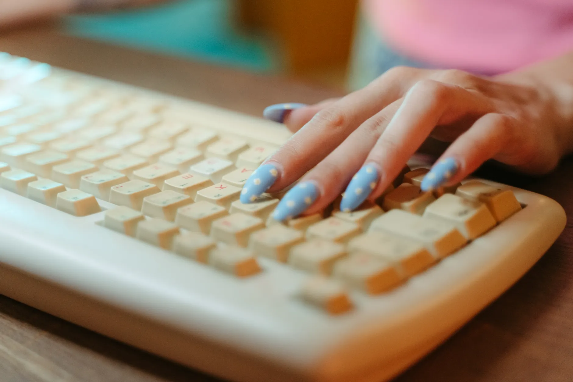 Typing (набор текста) — человек печатает на клавиатуре