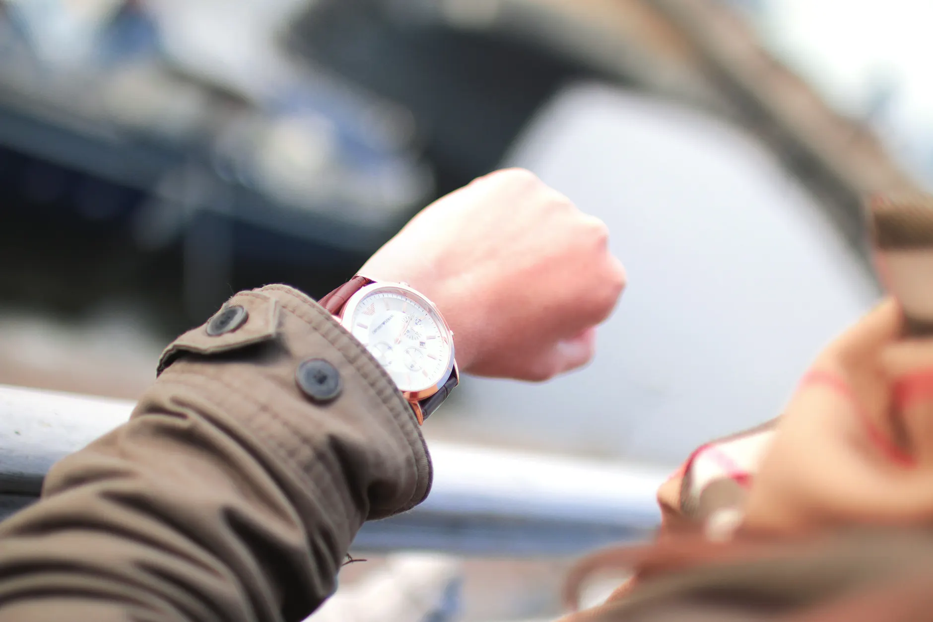 What time is it? — английская фраза с переводом и произношением
