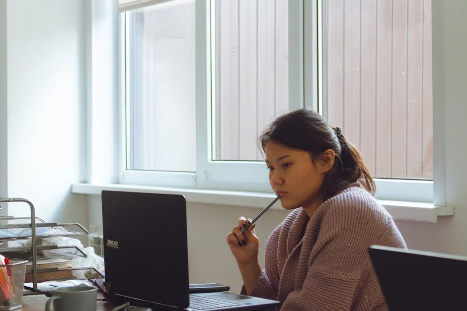 Work (Работа) — человек за компьютером