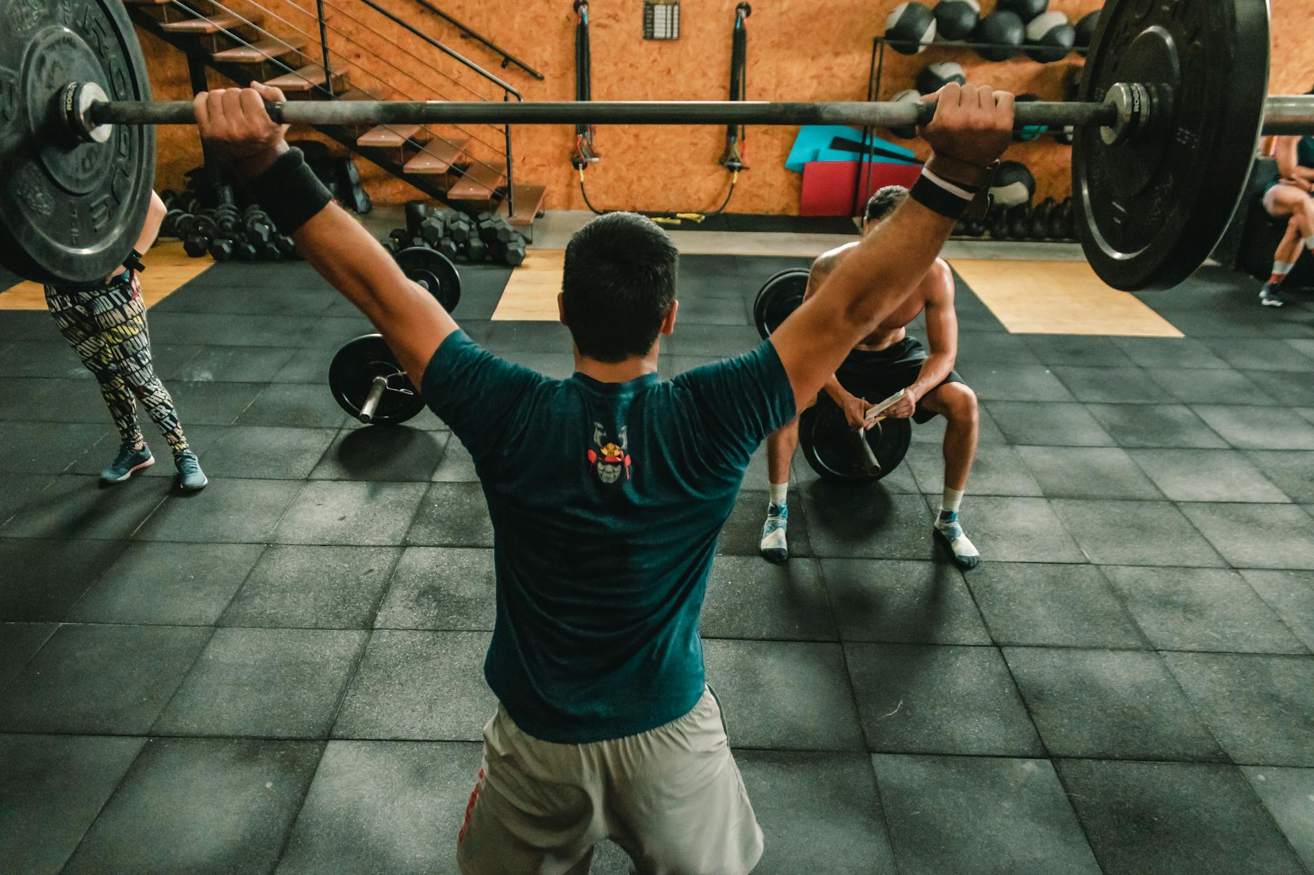 Workout (Тренировка) — человек занимается спортом